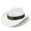 Detailansicht des weißen Western-Cowboyhuts mit dunkelbraunem Lederband und Messing-Stierkopf-Schnalle. - Einheitsgröße / Weiß