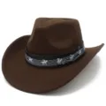Primo piano del cappello da cowboy in feltro marrone con fascia decorata con motivi musicali. - Taglia unica / Caffè