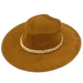 Detailansicht des braunen Wildlederhutes mit herzförmiger Krone und edlem Flechtband. - Einheitsgröße / Khaki