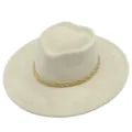 Nahaufnahme des beigen Hut with herzförmiger Krone und eleganter geflochtener Dekobandverzierung. - Einheitsgröße / Beige