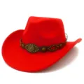 Dettaglio del cappello da cowboy rosso con fascia in pelle marrone e decorazione a testa di toro. - Taglia unica / Rosso