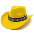 Vista di dettaglio di un elegante cappello da cowboy giallo con nastro musicale e tesa. - Taglia unica / Giallo