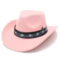 Vista dettagliata del cappello da cowboy rosa con fascia di note musicali nere e tesa larga. - Taglia unica / Rosa