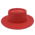 Detalle de sombrero de paja plano rojo, textura tejida fina para protección solar de verano. - Talla única / Rojo