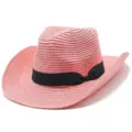 Primo piano dettagliato del cappello da cowboy in paglia rosa con tesa curva e nastro nero. - Taglia unica / Rosa