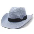 Vista ravvicinata dei dettagli di un cappello da cowboy in paglia azzurro con nastro nero. - Taglia unica / Azzurro