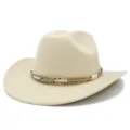Dettaglio in primo piano del cappello da cowboy beige con fascia intrecciata etnica. - Taglia unica / Beige