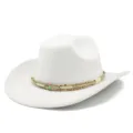 Vista dettagliata di un elegante cappello da cowboy bianco in feltro con nastro etnico. - Taglia unica / Bianco