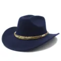 Primo piano del cappello di feltro blu navy con dettaglio di nastro intrecciato etnico con piuma. - Taglia unica / Blu scuro