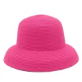 Gros plan du chapeau de paille rétro rose vif, idéal pour les vacances à la plage et le soleil. - Taille unique / Rose rouge