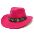 Detalle en primer plano del sombrero de vaquero western rosa con insignia de toro dorado. - Talla única / Rosa rojo