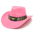 Primer plano del sombrero de vaquero rosa con banda negra y hebilla de cráneo de toro. - Talla única / Rosa oscuro