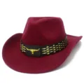 Vista detallada del sombrero de vaquero burdeos de fieltro con emblema de toro dorado y cinturón. - Talla única / Burdeos