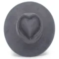 Gros plan du chapeau fedora gris en suédine avec un design de couronne en forme de cœur. - Gris
