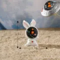 Μίνι φιγούρα λαγός αστροναύτης ρητίνης με UFO διακόσμηση στολίδι για γραφείο μικροτοπίου. - Κουνέλι που αγκαλιάζει Αρ. 13