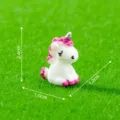 Mini figurine licorne en résine, crinière rose mignonne et corne argentée pour micro-paysage. - Rose rouge