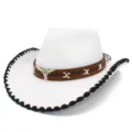 Vue détaillée d'un chapeau de cowboy occidental blanc avec bande en cuir marron et bordure noire. - Taille unique / Blanc