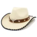 Gros plan chapeau cowboy western beige avec bande cuir marron, crâne taureau et bord. - Taille unique / Beige