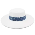 Vista detallada de un elegante sombrero blanco de ala ancha con banda de mezclilla y lentejuelas. - Talla única / Blanco