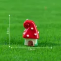 Mini ornamento casa fungo in resina cartoon, cappello rosso pois bianchi micro paesaggio. - Stile con tetto a spirale
