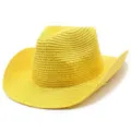 Gros plan d'un chapeau de cowboy en paille tressé jaune vif aux superbes détails de texture. - Taille unique / Jaune