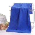 Vue détaillée de la serviette de visage en microfibre bleue sur support métallique pour salon. - 30 * 70 (env. 84 g) / Bleu