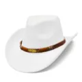 Vista dettagliata del cappello da cowboy in pelle scamosciata bianca con nastro marrone e foglia. - Taglia unica / Bianco