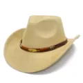 Primo piano del cappello da cowboy in camoscio beige con fascia di perline e foglia. - Taglia unica / Beige