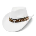 Weißer Western Cowboyhut mit nietenbesetztem braunem Band und silbernem Stierschädel Emblem. - Einheitsgröße / Stil 1