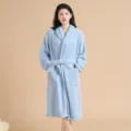 Bata de baño de felpa coral azul claro para mujer, suave ropa de dormir con cinturón. - Azul