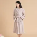Cómodo albornoz de felpa de coral para mujer, vestido de baño suave y absorbente. - Caqui