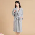 Bata de bano gris de lana coral para mujer, albornoz suave y absorbente de felpa con cinturon. - Gris
