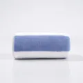 Blauw-wit gestreepte koraalfleece handdoek, zachte en absorberende gezichtshanddoek voor dagelijks. - Marineblauw