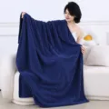 Plaid de lit ou canapé bleu foncé uni en tissu côtelé doux, couverture chaude et confortable. - Modèle à cordon bleu foncé