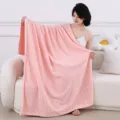 Douce couverture polaire rose côtelée pour canapé, plaid moelleux et confortable en toute saison. - Modèle à cordon rose