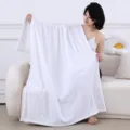 Douce couverture jete rayee blanche unie pour canape confortable, couverture polaire chaude. - Modèle à cordon blanc