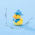 Miniature de canard jaune en resine avec chapeau bleu pour paysage de mousse decoration. - Chapeau Bleu