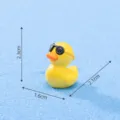 Petite figurine de canard jaune en resine avec des lunettes de soleil pour micro-paysage. - Lunettes Noires