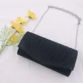 Detailansicht der schwarzen, plissierten Abendtasche mit silberner Kette für Anlässe. - TW109 Schwarz