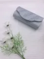 Detailansicht der silbernen Glitzer-Abendtasche mit eleganten Falten und Überslag. - TW111 Silber
