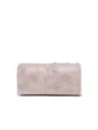 Detailansicht der eleganten spitzenbestickten Abendtasche mit feiner Blumenstruktur. - KB975 Champagner