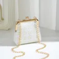 Borsa a tracolla in tweed bianco con catena dorata, elegante borsa intrecciata con chiusura a bacio. - Bianco
