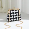 Borsa pochette intrecciata pied-de-poule nera e bianca con elegante catena dorata donna. - Nero