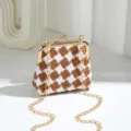 Borsa a catena intrecciata pied-de-poule marrone e bianca, elegante pochette con tracolla. - Marrone