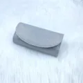 Detailansicht einer silbernen Glitzer-Clutch mit elegantem Überschlag für den Abend. - Silber