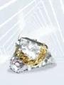 Detailansicht einer glamourösen silbernen Pailletten-Abendtasche mit klobigem Goldketten-Riemen. - TW169H Silber