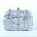 Silberne Strass Abendtasche mit funkelnden Kristallen und Metallgriff für Party und Hochzeit. - Silber