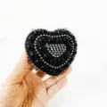 Schwarze Strass Herz Abendtasche Detailansicht, elegante Perlen und funkelnde Steine verziert. - Herz-Stil / Schwarz