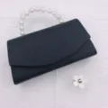 Detailansicht der schwarzen Abendtasche mit elegantem Perlenhenkel und feiner Stoffstruktur. - TW129 Silber