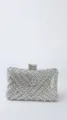 Nahaufnahme der glitzernden silbernen Strass-Abendtasche mit filigranem Kristallmuster. - Weiß